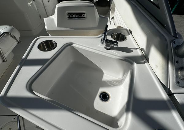 Robalo R247-DUAL-CONSOLE image