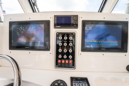 Everglades 325 Center Console image