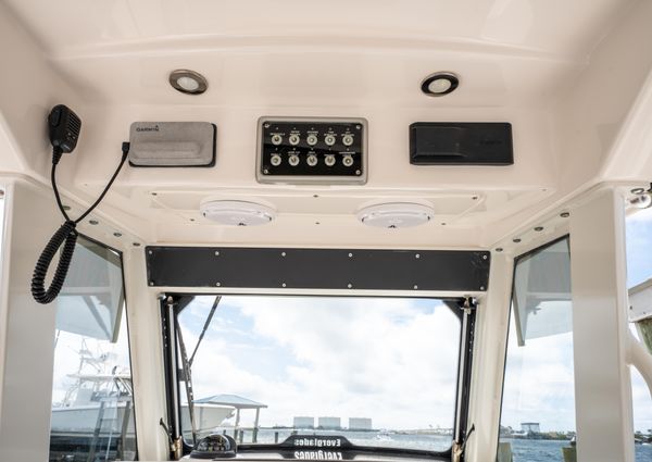 Everglades 325 Center Console image