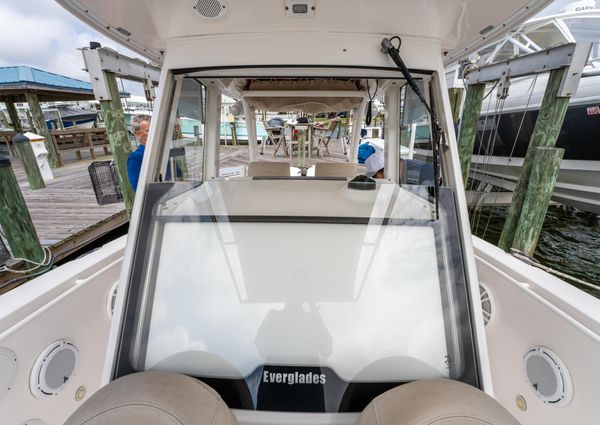 Everglades 325 Center Console image