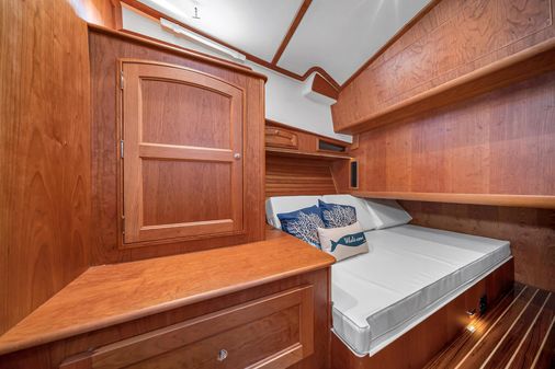 Hinckley Talaria 43 MY image