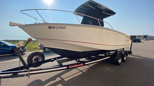 Boston Whaler 240 Outrage 