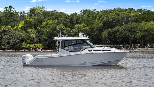 Boston Whaler 325 Conquest image