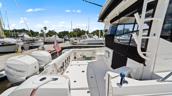 Boston Whaler 325 Conquest image