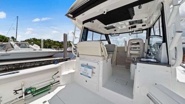 Boston Whaler 325 Conquest image