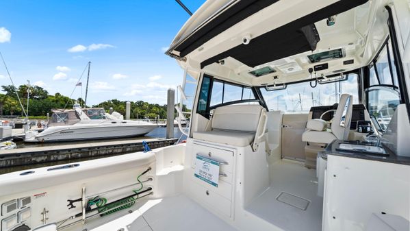 Boston Whaler 325 Conquest image