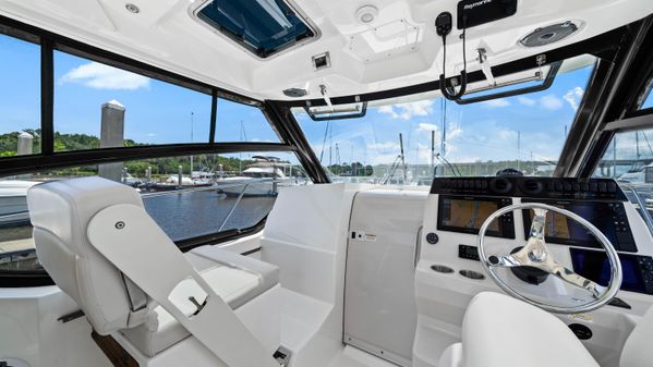 Boston Whaler 325 Conquest image