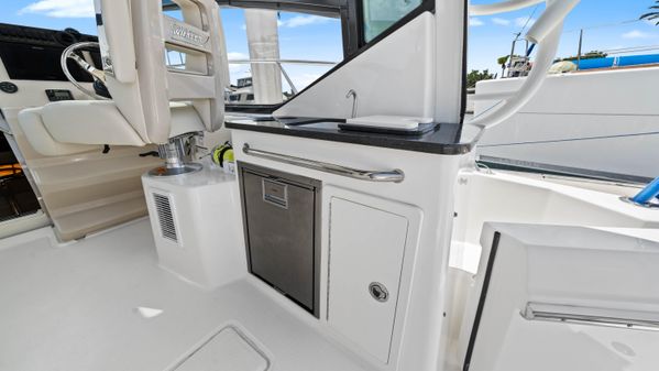 Boston Whaler 325 Conquest image