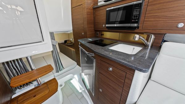 Boston Whaler 325 Conquest image