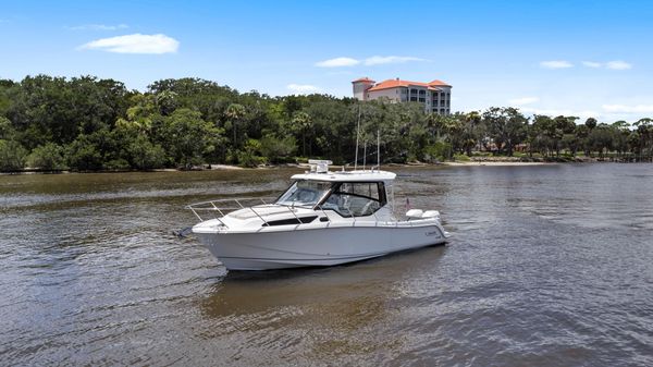 Boston Whaler 325 Conquest image