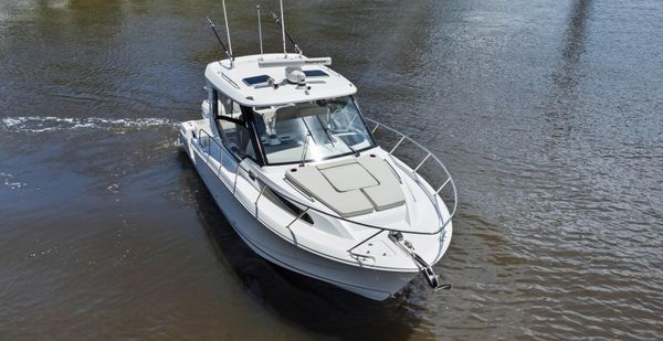 Boston Whaler 325 Conquest image