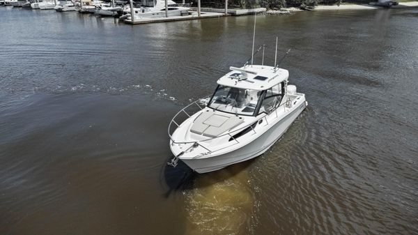 Boston Whaler 325 Conquest image