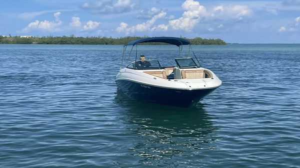 Sea Ray 240 Sundeck Outboard 
