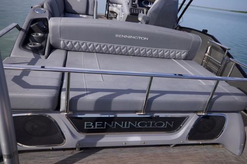 Bennington QX-27-SWINGBACK image