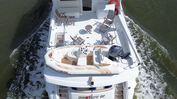 Hatteras 80 Motor Yacht Sky Lounge image