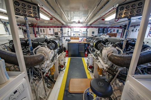 Hatteras 80 Motor Yacht Sky Lounge image