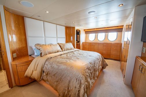 Hatteras 80 Motor Yacht Sky Lounge image