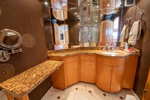 Hatteras 80 Motor Yacht Sky Lounge image