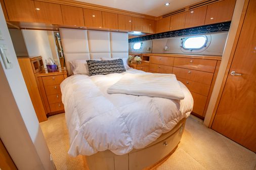 Hatteras 80 Motor Yacht Sky Lounge image