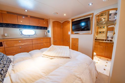 Hatteras 80 Motor Yacht Sky Lounge image