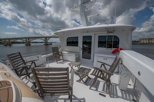 Hatteras 80 Motor Yacht Sky Lounge image