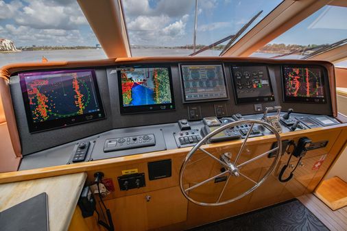 Hatteras 80 Motor Yacht Sky Lounge image