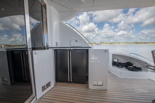 Hatteras 80 Motor Yacht Sky Lounge image