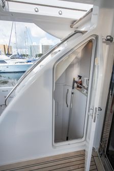 Hatteras 80 Motor Yacht Sky Lounge image