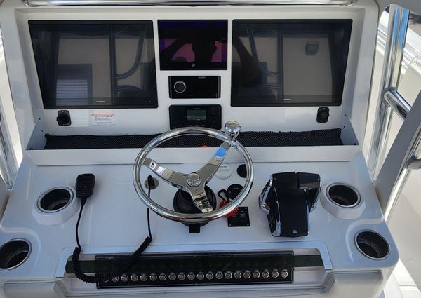 Invincible 39-CENTER-CONSOLE image