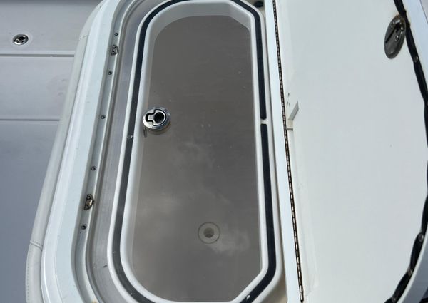 Invincible 39-CENTER-CONSOLE image