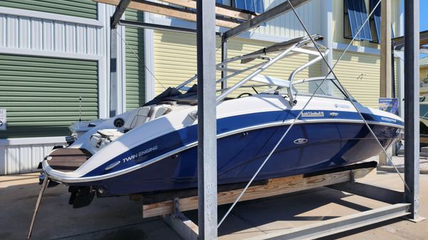 Yamaha Boats 242 Limited S
