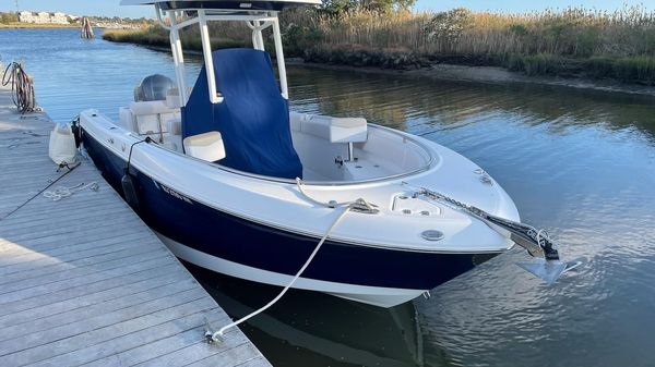 Robalo R242