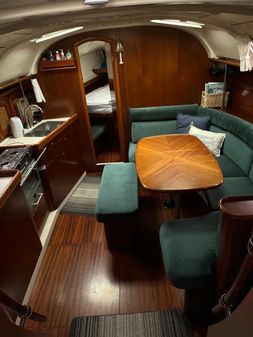 Beneteau 381 image