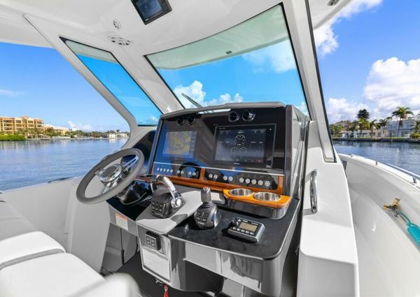 Tiara Yachts 34 LS image