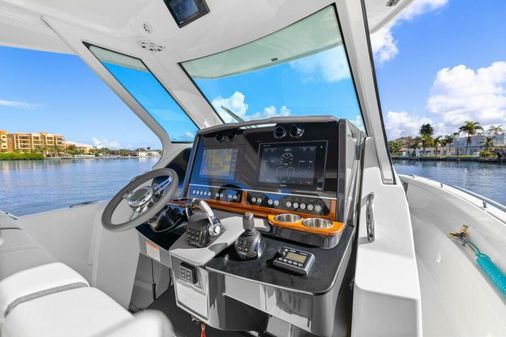 Tiara Yachts 34 LS image