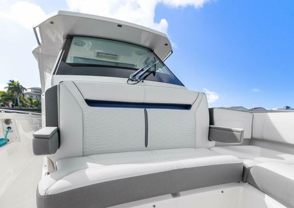 Tiara Yachts 34 LS image