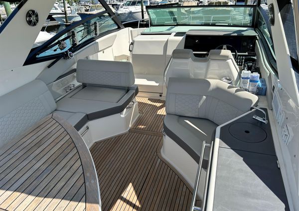 Sea Ray 320 DA image