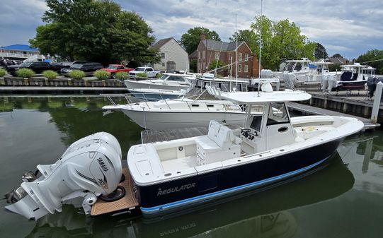 Regulator 31FS Center Console image