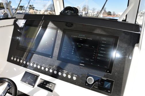 Regulator 31FS Center Console image