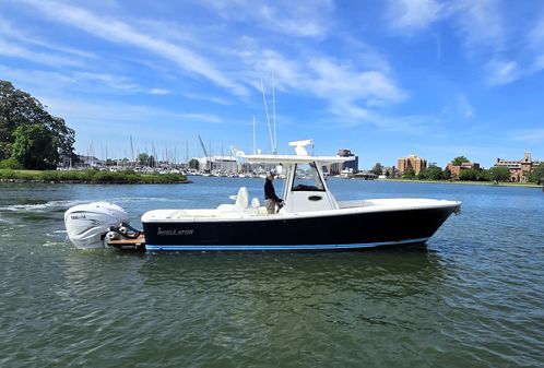 Regulator 31FS Center Console image