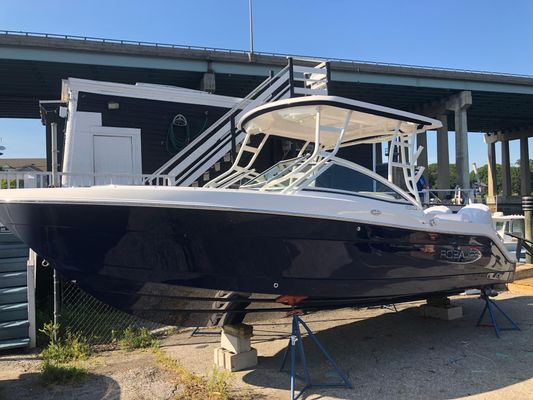 Robalo R247 Dual Console - main image