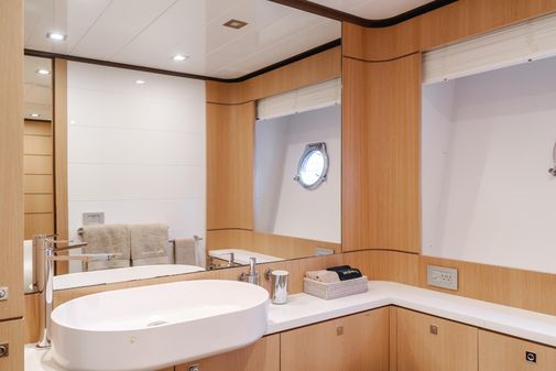 Ferretti Yachts 960 image