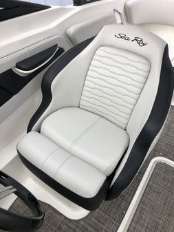 Sea Ray SPX 210 image