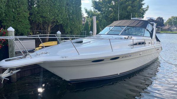 Sea Ray 330 Express Cruiser