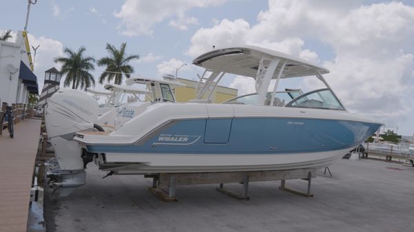 Boston Whaler 320 Vantage 