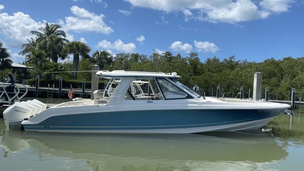 Boston Whaler 380 Realm 