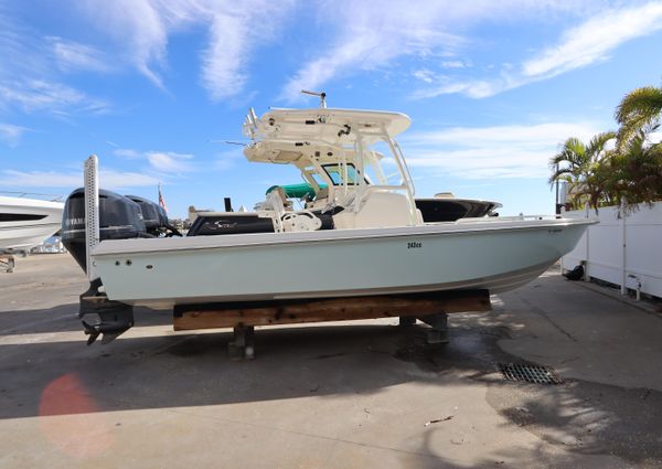 Everglades 243 Center Console image