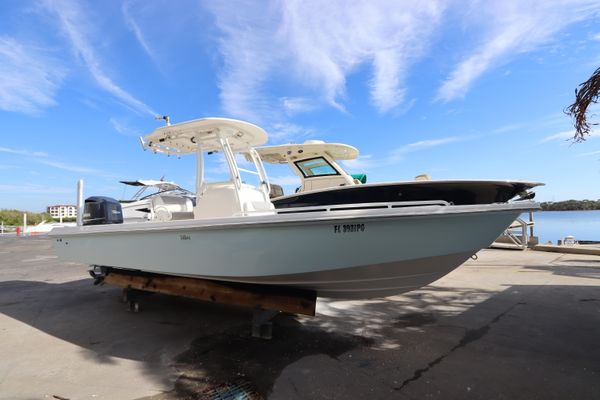 Everglades 243 Center Console - main image