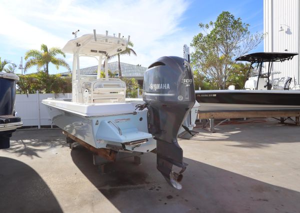 Everglades 243 Center Console image