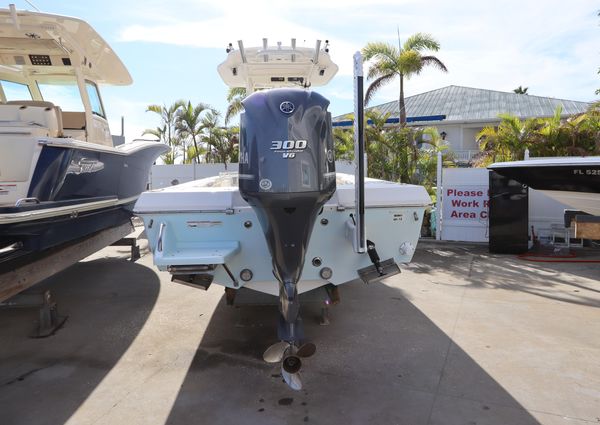 Everglades 243 Center Console image